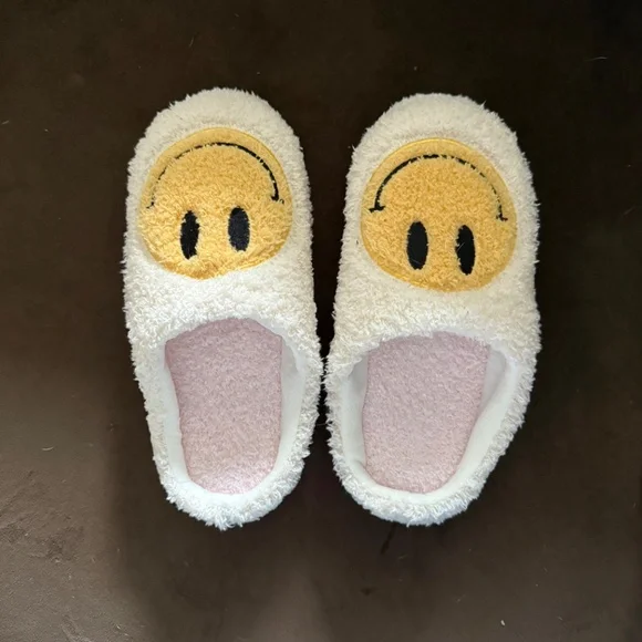 Smiley Face  Medium White and Yellow Plush Slippers NWOT - Picture 3 of 4